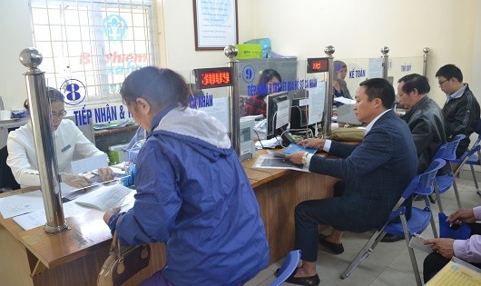 Người dân giao dịch tại bộ phận 1 cửa của BHXH quận Thanh Xuân
