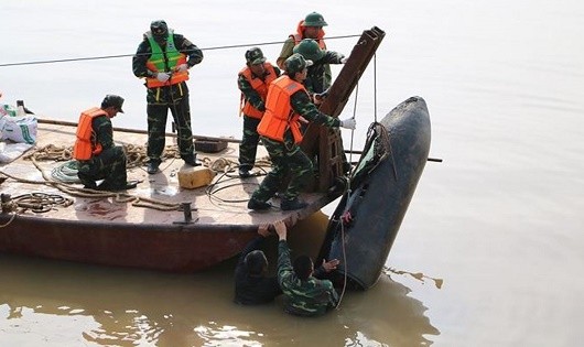 Cán bộ, chiến sĩ Trung tâm Công nghệ xử lý bom mìn xử lý quả bom dưới chân cầu Long Biên.