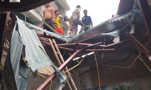 Mái nhà điều hành công trình xây dựng bị vật liệu rơi xuống xuyên thủng.