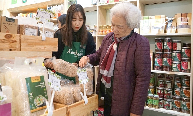 Nhiều người nội trợ đã tìm mua thực phẩm hữu cơ để được “sống xanh - ăn sạch - lòng thư thái”.