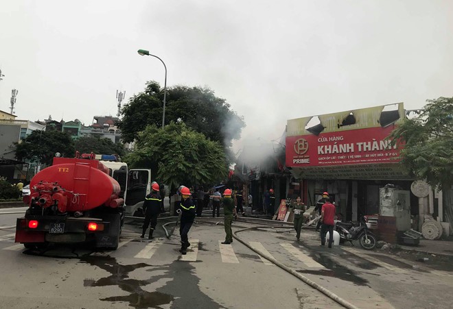 Cháy lớn quán thịt chó ở Hà Nội, hai cửa hàng khác 'vạ lây'