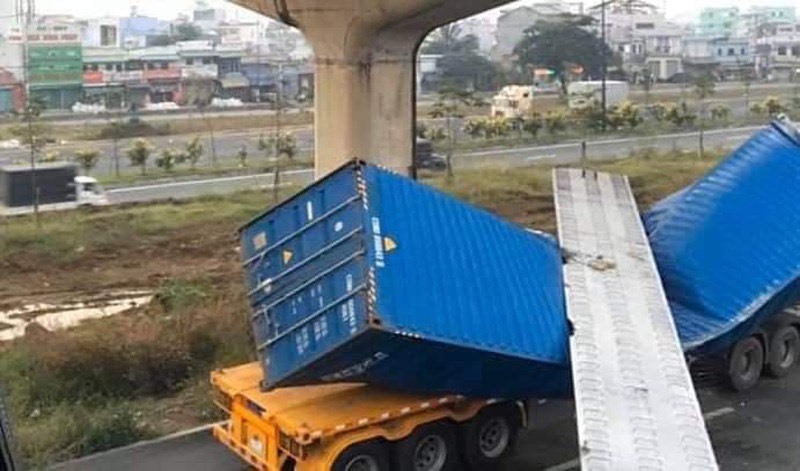 Dầm cầu đổ sập đè bẹp container