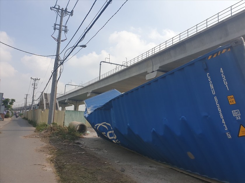 Hiện trường vụ sập dầm container