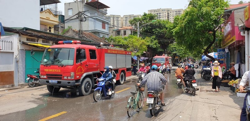 Cháy lớn tại khu nhà tạm ở đường Lĩnh Nam ảnh 2 Cháy lớn tại khu nhà tạm ở đường Lĩnh Nam ảnh 2