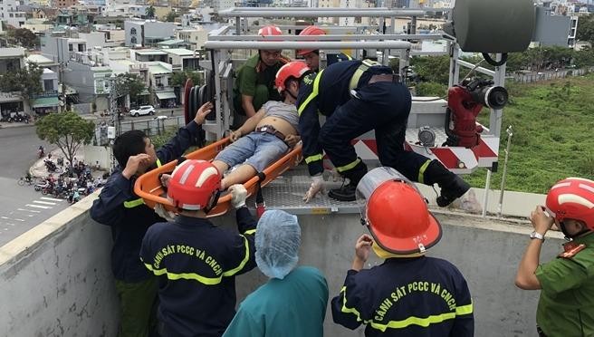 Lực lượng cứu hộ triển khai đưa nạn nhân lên xe thang