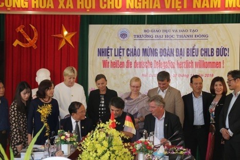 Trường Đại học Thành Đông đang kí kết với đối tác nước ngoài về tuyển dụng việc làm