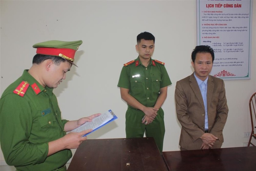 Công an tỉnh Tuyên Quang tống đạt các Quyết định và Lệnh đối với Nguyễn Văn Sáu. Ảnh: CACC