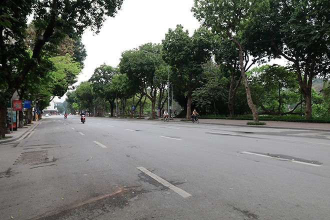 Đường phố Hà Nội vắng vẻ trong ngày đầu thực hiện cách ly toàn xã hội