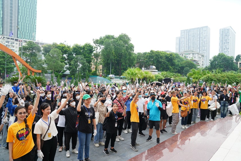 Ngày hội dọn rác tại Hà Nội có sự tham gia của hơn 500 tình nguyện viên nhiều lứa tuổi khác nhau. Nguồn ảnh: Let’s Do It! Hanoi