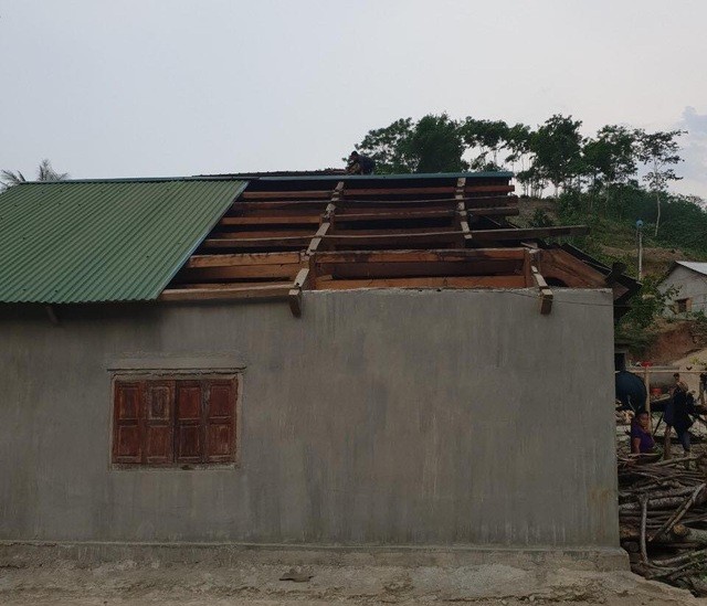 Nhiều ngôi nhà của người dân bị hư do mưa đá