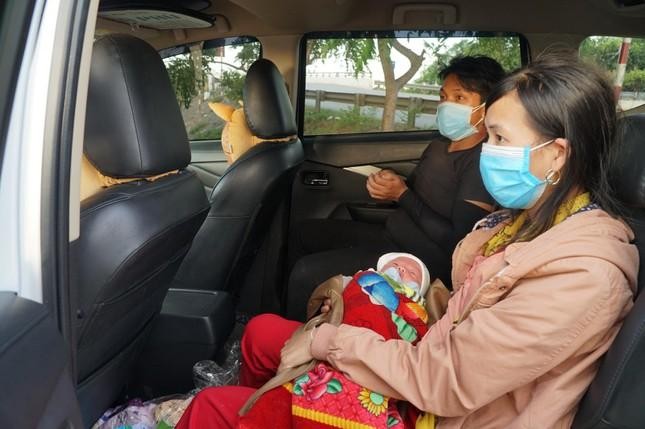 Vợ chồng anh Xò đã được hỗ trợ xe chở về tận nhà ở huyện miền núi Nghệ An