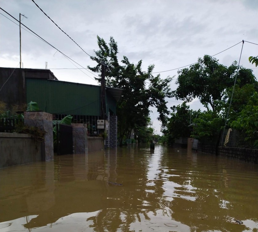 Mưa lớn gây ngập lụt hàng nghìn nhà ở, Nghệ An phải di dời nhiều hộ dân