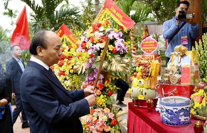 Chủ tịch nước Nguyễn Xuân Phúc dâng hoa, dâng hương tại bia tưởng niệm Nữ sĩ Hồ Xuân Hương – “Bà Chúa thơ Nôm”