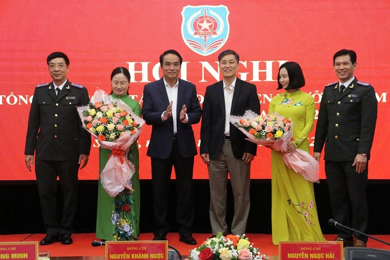 Lãnh đạo Bộ Tư pháp và UBND tỉnh Sơn La tặng hoa các đại biểu.