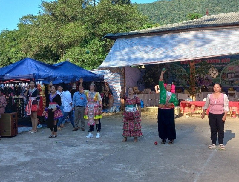 Trò chơi ném pao của người Mông ở Co Mạ.