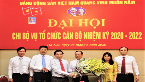 Bí thư Ban Cán sự đảng, Bộ trưởng Bộ GTVT Nguyễn Văn Thể chúc mừng ông Trần Văn Lâm - Bí thư Chi bộ Vụ Tổ chức cán bộ nhiệm kỳ 2020 - 2022.

