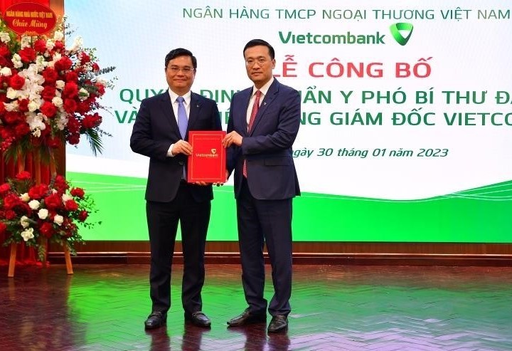 Tân Tổng Giám đốc Vietcombank Nguyễn Thanh Tùng (bên trái)