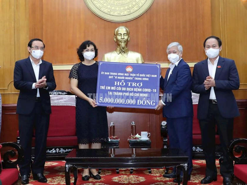 Ủy ban Trung ương MTTQ Việt Nam trao cho UBND TP HCM 5 tỷ đồng hỗ trợ trẻ em mồ côi do dịch bệnh tại TP HCM.