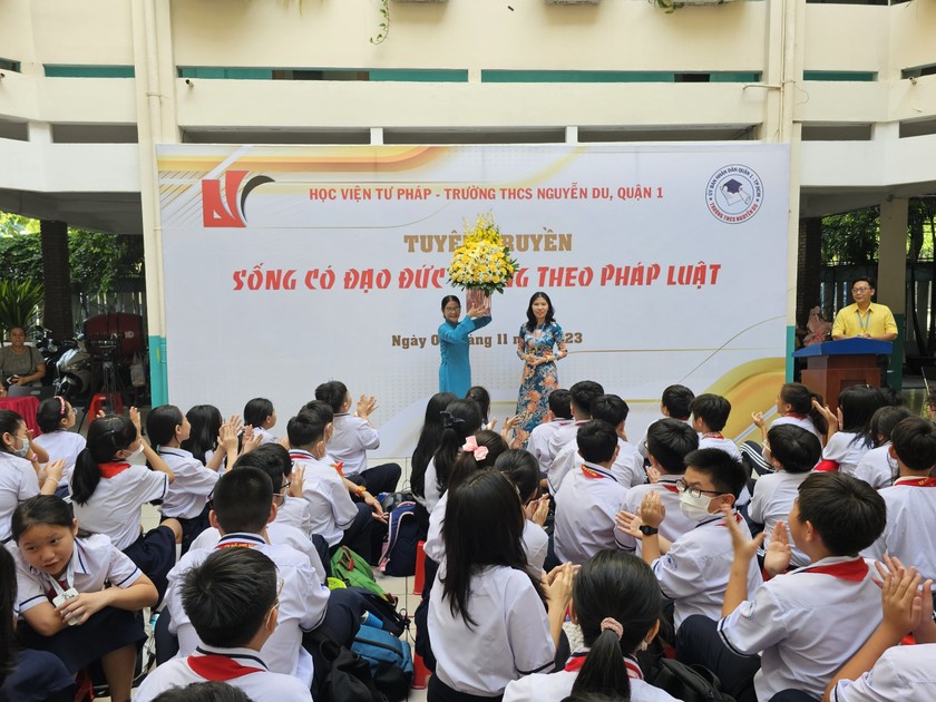 Ban giám hiệu nhà trường, LS Trương Thị Hòa cùng các em học sinh tham gia buổi tuyên truyền.
