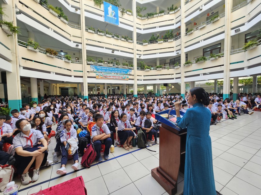 LS Trương Thị Hòa chia sẻ cho các em học sinh những kiến thức trọng tâm về đạo đức và pháp luật.