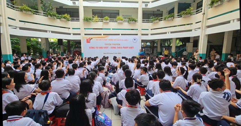 Các em học sinh THCS Nguyễn Du tham dự buổi tuyên truyền.