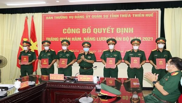 Đại tá Hà Văn Ái, Phó Chính ủy Bộ Chỉ huy Quân sự tỉnh trao Quyết định nâng lương Trung tá cho 07 sĩ quan.