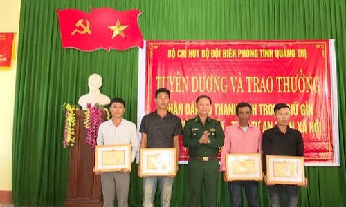 Phó Chỉ huy trưởng BĐBP Quảng Trị trao tặng giấy khen của Bộ Chỉ huy BĐBP Quảng Trị cho các ngư dân.