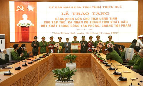 Chủ tịch UBND tỉnh Thừa Thiên Huế trao thưởng và chúc mừng chiến công xuất sắc của cán bộ, chiến sĩ Công an tỉnh.