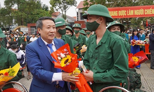 Ông Hà Sỹ Đồng, Phó Chủ tịch Thường trực UBND tỉnh Quảng Trị động viên tân binh nhập ngũ. 