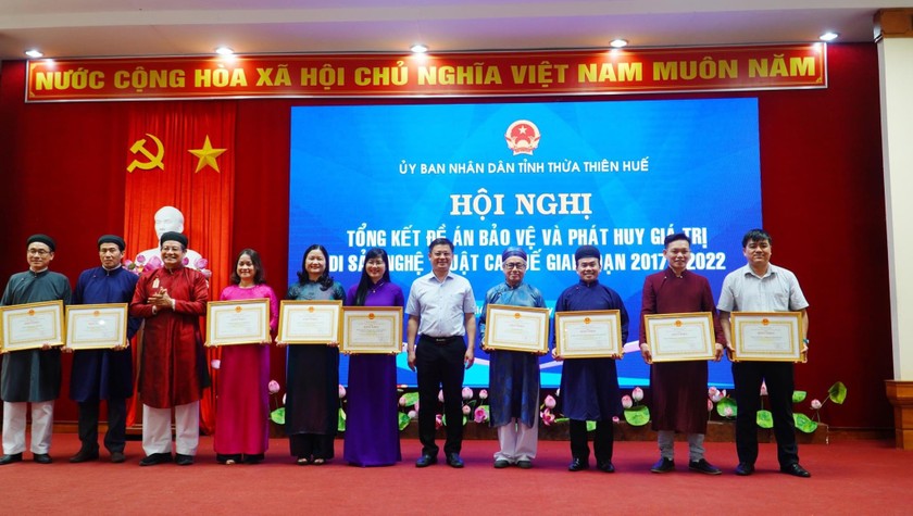 Phó Chủ tịch Thường trực UBND tỉnh Nguyễn Thanh Bình trao Bằng khen của UBND tỉnh cho các tập thể.