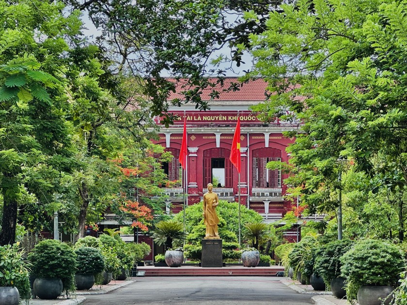 Bức tượng người học sinh ưu tú Nguyễn Tất Thành được đặt trang trọng ở trung tâm khuôn viên Trường THPT chuyên Quốc Học Huế.