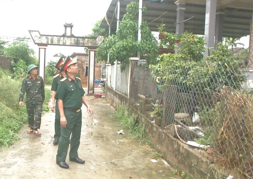 Đại tá Hà Văn Ái, Phó Chính ủy Bộ CHQS tỉnh Thừa Thiên Huế chỉ đạo các lực lượng giúp dân tại xã Quảng Thành, huyện Quảng Điền.