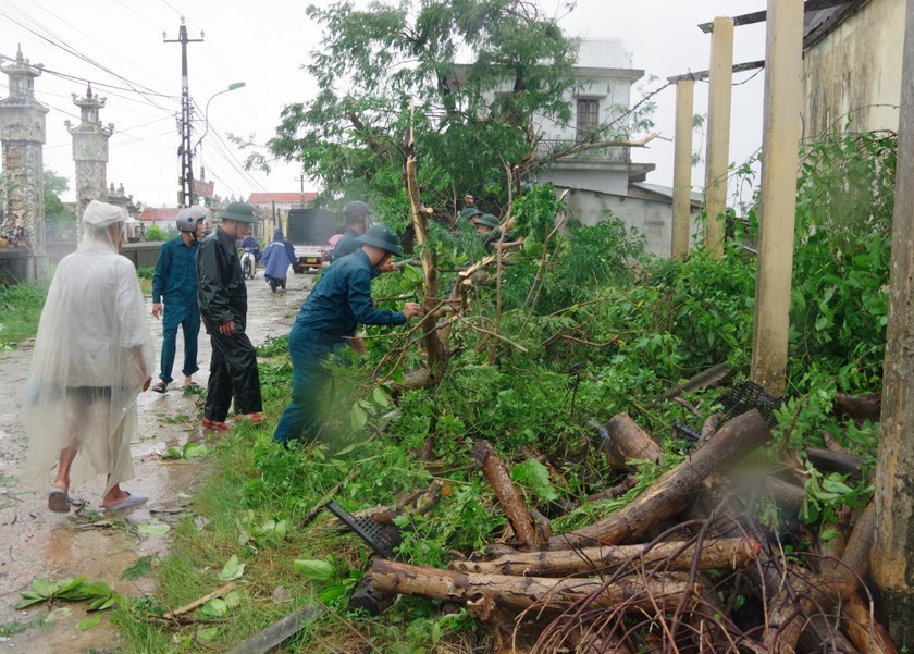 Cán bộ, chiến sĩ Ban CHQS huyện Quảng Điền cùng lực lượng dân quân địa phương tiếp tục giúp đỡ người dân địa phương khắc phục hậu quả mưa lốc.