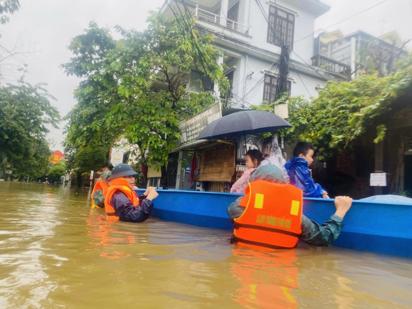 Lực lượng chức năng di dời người dân khỏi nơi ngập lụt nguy hiểm, chuyển đến các địa điểm an toàn.