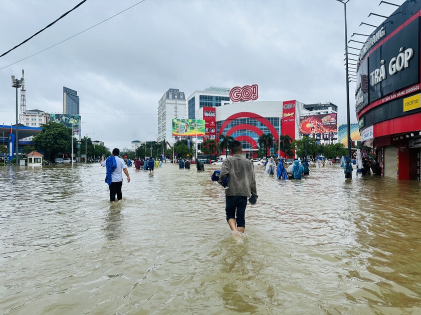 Người dân lội nước đi mua thức ăn.