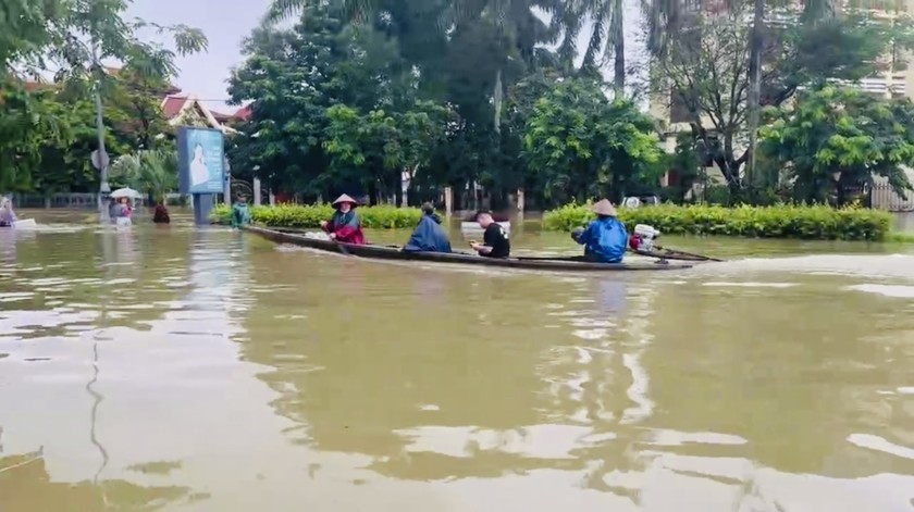 Người dân phải sử dụng ghe thuyền làm phương tiện vận chuyển, tiếp tế thực phẩm.