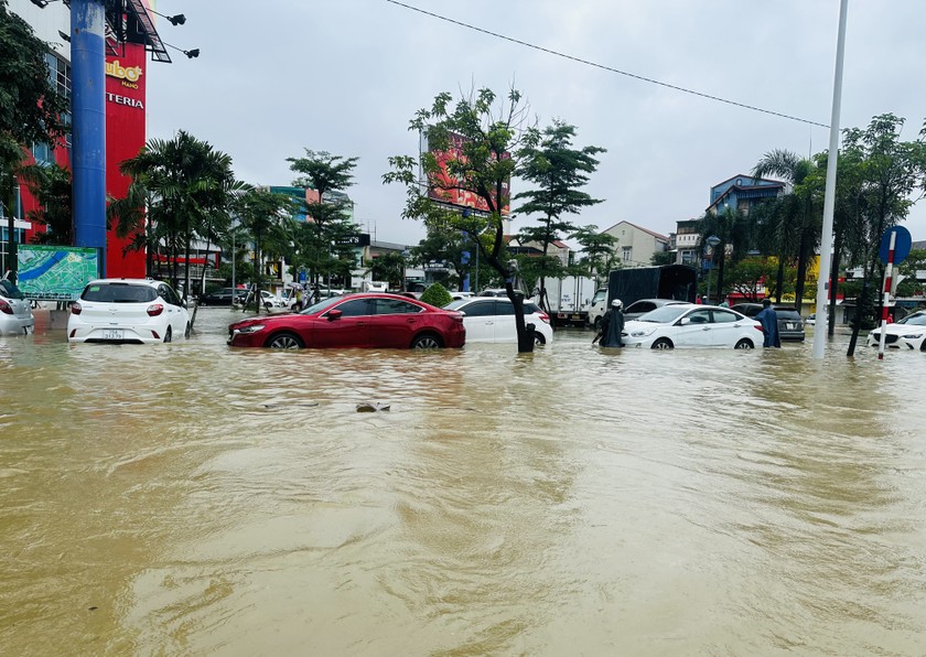 Nước dâng ngang bánh ô tô.