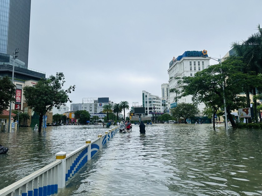 Ở TP Huế, nhiều tuyến đường chính như Bến Nghé, Đống Đa, Nguyễn Huệ, Hùng Vương… ngập sâu trong nước lũ.