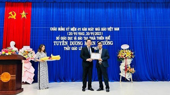 Lãnh đạo Sở Giáo dục và Đào tạo tỉnh Thừa Thiên Huế đã tuyên dương và khen thưởng thầy giáo Lê Ngọc Thùy vì hành động dũng cảm cứu người.