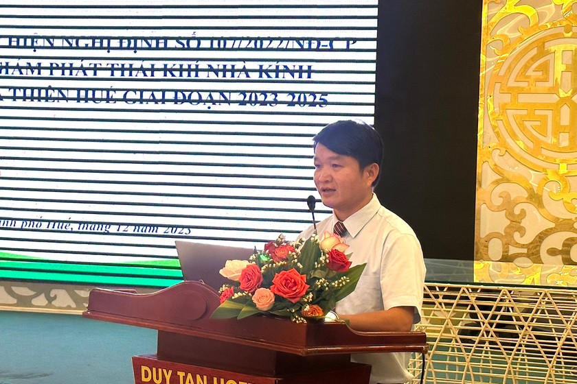 Ông Trần Quốc Cảnh – Phó Giám đốc Quỹ Bảo vệ và Phát triển rừng tỉnh Thừa Thiên Huế báo cáo nội dung liên quan đến triển khai Nghị định số 107/2022/NĐ-CP của Chính phủ về ERPA tại Thừa Thiên Huế.