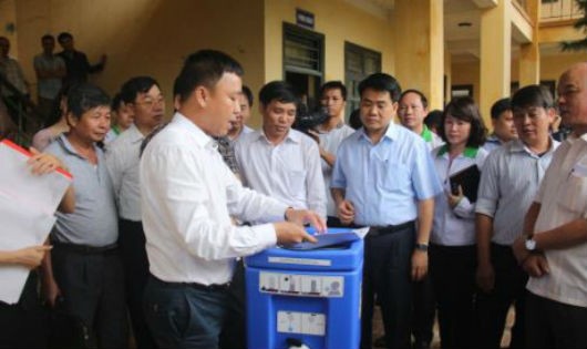 Chủ tịch UBND TP Nguyễn Đức Chung yêu cầu thử nghiệm tại chỗ máy lọc nước sạch phục vụ nhân dân các thôn còn bị chia cắt.