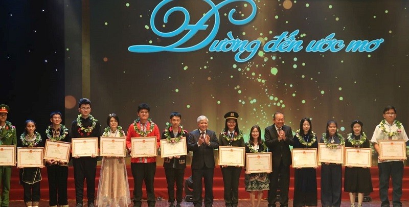 Phó Thủ tướng Thường trực Chính phủ Trương Hòa Bình trao bằng khen cho các em học sinh đạt giải Nhất, Nhì cuộc thi học sinh giỏi quốc gia năm học 2018-2019.