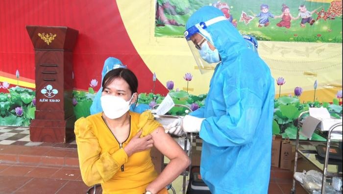 Phú Thọ vừa tiêm 33.000 liều vaccine phòng COVID-19 cho người dân huyện Lâm Thao.