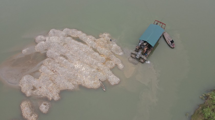 Bùn, nước, cuội của quá trình khai thác vàng trái phép thải trực tiếp xuống sông gây ô nhiễm môi trường.