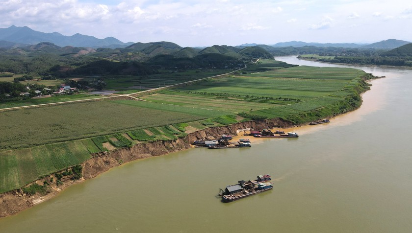 Hình ảnh khai thác cát sỏi trên sông Lô, đoạn qua thôn Cây Xy, xã Cấp Tiến (Sơn Dương - Tuyên Quang) chiều 5/9/2023. Ảnh: Nhật Nguyên.