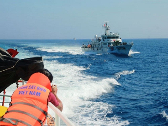 Tàu hải cảnh Trung Quốc cản tàu cảnh sát biển Việt Nam tuần tra chấp pháp trên biển. Ảnh: Hoàng Sơn