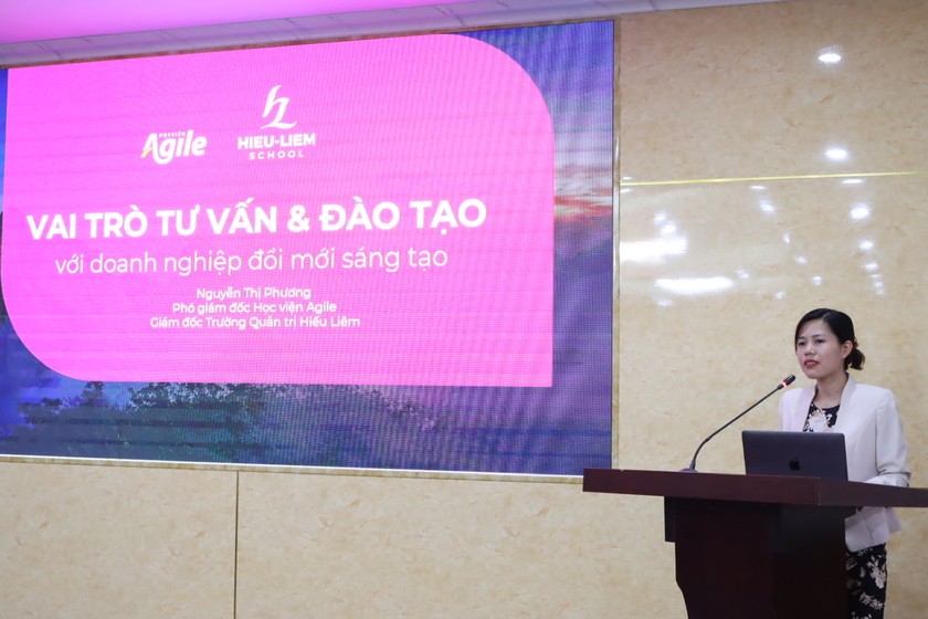 Bà Nguyễn Thị Phương, Phó Giám đốc Học viện Agile, Giám đốc Trường Quản trị Hiếu Liêm trình bày vai trò của hoạt động đào tạo và tư vấn trong doanh nghiệp đổi mới sáng tạo