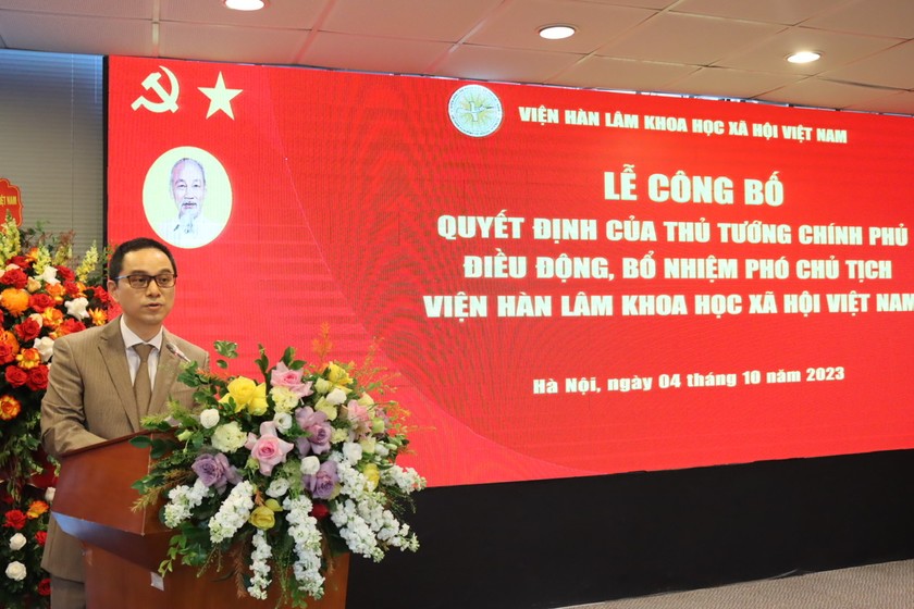 Tân Phó Chủ tịch Viện Hàn lâm Khoa học Xã hội Việt Nam Tạ Minh Tuấn phát biểu nhận nhiệm vụ.
