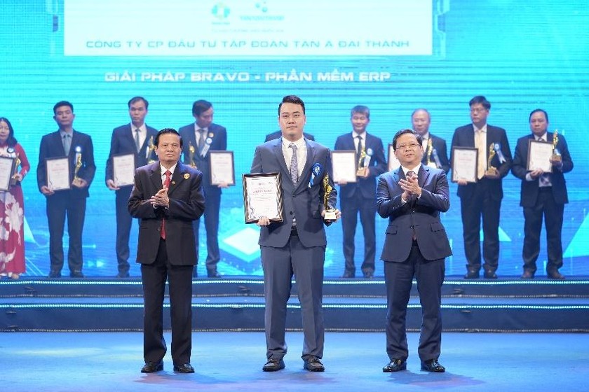 Ông Nguyễn Anh Tú - Phó Tổng giám đốc thường trực Tập đoàn Tân Á Đại Thành đại diện nhận giải thưởng Doanh nghiệp, đơn vị sự nghiệp chuyển đối số xuất sắc 2023. ảnh 1