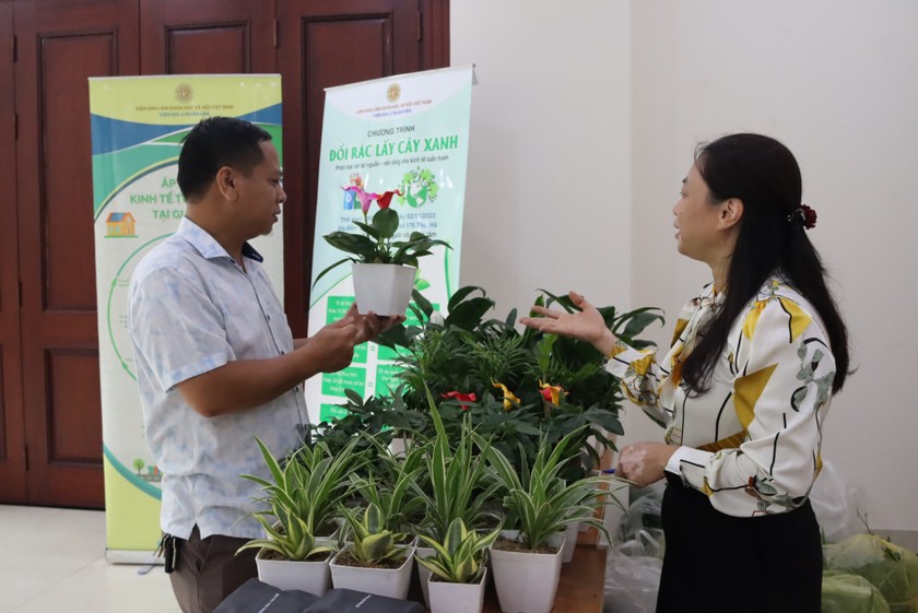 Bên lề hội thảo diễn ra chương trình “đổi rác lấy cây xanh”; giới thiệu các mô hình, giải pháp phát triển kinh tế tuần hoàn trong các ngành, lĩnh vực. ảnh 2